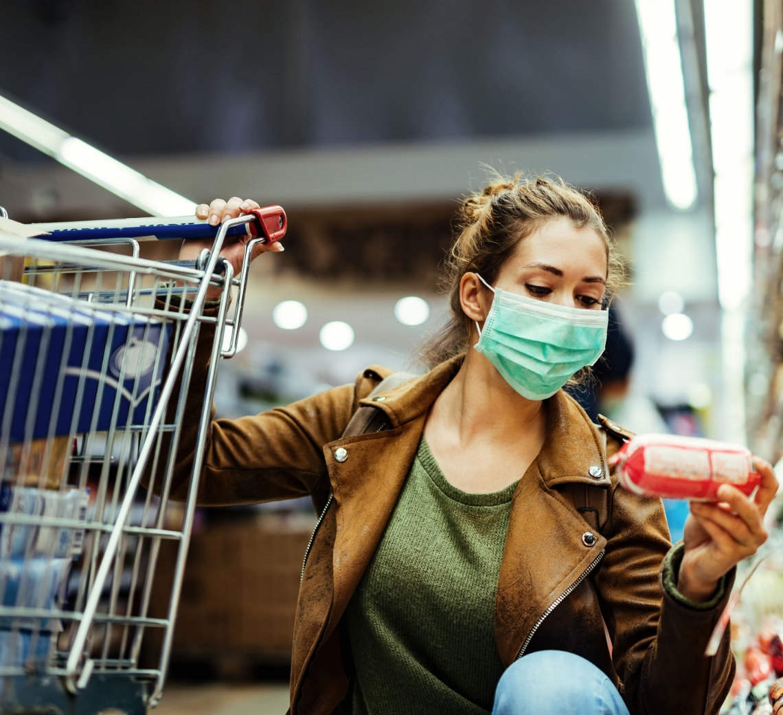 woman-buying-groceries-wearing-face-mask-in-the-supermarket